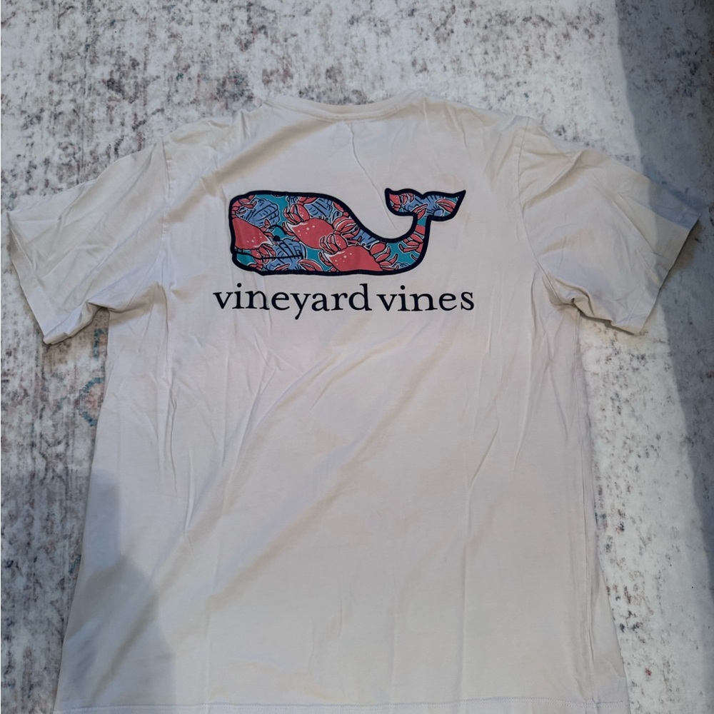 Vineyard Vines Men’s Large WhiteTee with Colorful Whale Design